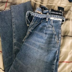 holister mom jeans w/ built in belt brand new